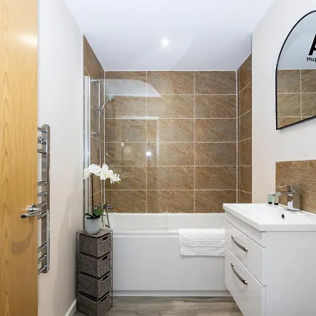 Elegant One-Bedroom Apartment In Salford - Perfect For Short Stays By Av Hughes Properties Apartment