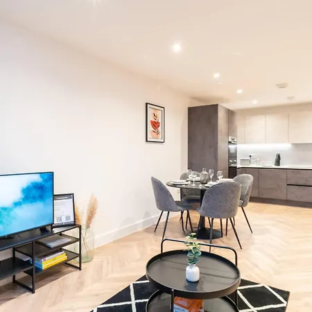 Modern 2 Bed Close To Etihad Apartment *