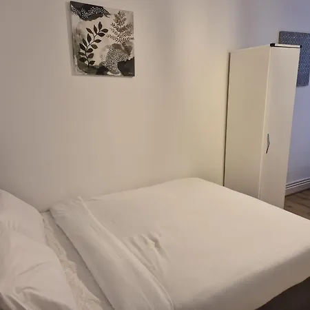 Affordably Elegant Close To Coop Live, Etihad Stadium And Centre Apartment