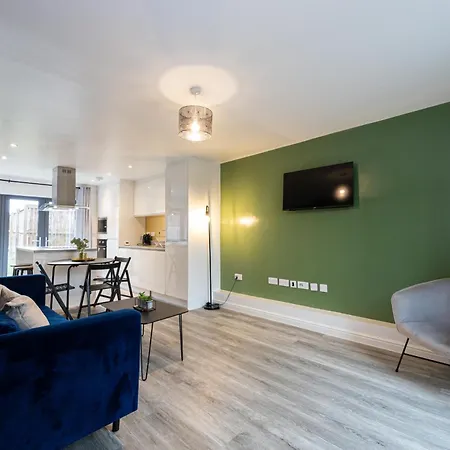 Contractors, 5 Bed, Sleeps 9, Free Parking & Wifi * Manchester