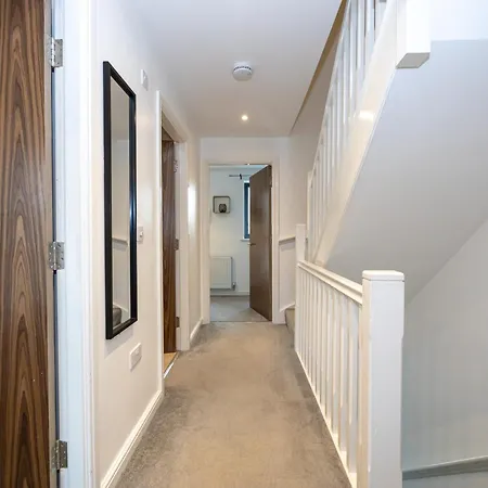 Contractors, 5 Bed, Sleeps 9, Free Parking & Wifi Hébergement de vacances Manchester