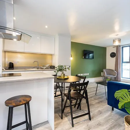 Contractors, 5 Bed, Sleeps 9, Free Parking & Wifi *