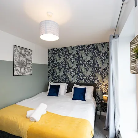 Contractors, 5 Bed, Sleeps 9, Free Parking & Wifi Manchester