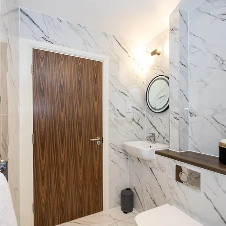 Contractors, 5 Bed, Sleeps 9, Free Parking & Wifi * Manchester