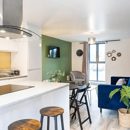 Contractors, 5 Bed, Sleeps 9, Free Parking & Wifi *