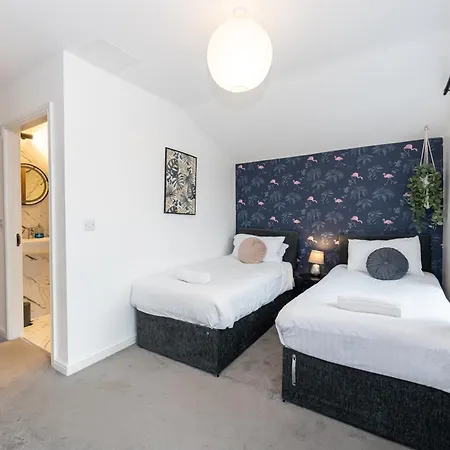 Contractors, 5 Bed, Sleeps 9, Free Parking & Wifi Manchester