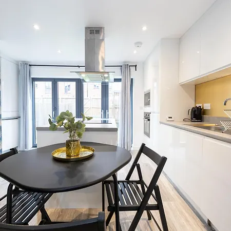 Contractors, 5 Bed, Sleeps 9, Free Parking & Wifi