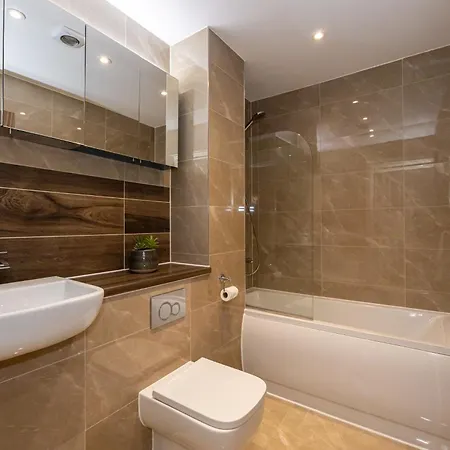 Hébergement de vacances Contractors, 5 Bed, Sleeps 9, Free Parking & Wifi *
