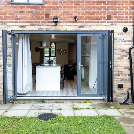 Contractors, 5 Bed, Sleeps 9, Free Parking & Wifi *