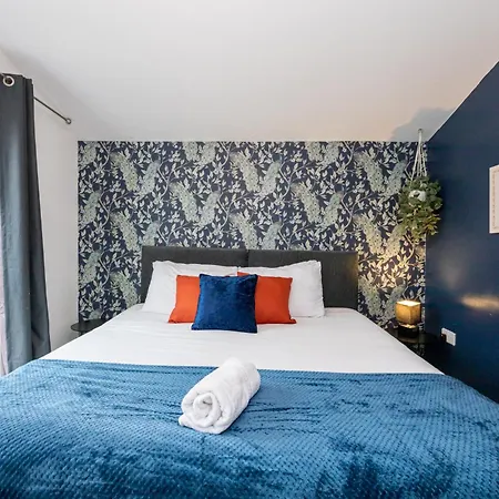 Contractors, 5 Bed, Sleeps 9, Free Parking & Wifi