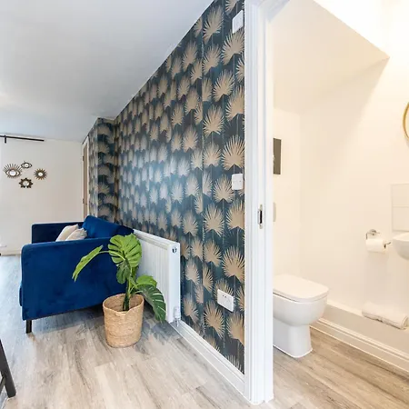 Contractors, 5 Bed, Sleeps 9, Free Parking & Wifi Hébergement de vacances Manchester