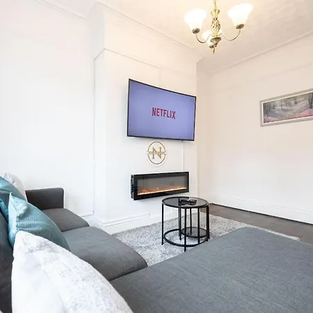 Bright & Modern 3 Bedroom Old Trafford Apartment