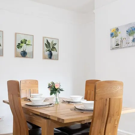 Bright & Modern 3 Bedroom Old Trafford Apartment *
