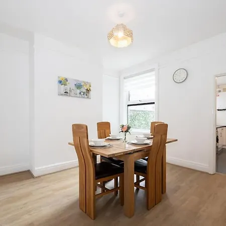 Bright & Modern 3 Bedroom Old Trafford Manchester