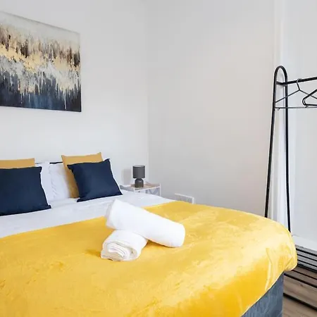 Bright & Modern 3 Bedroom Old Trafford Apartment