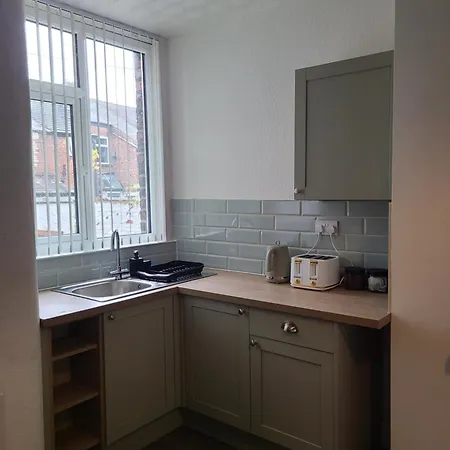 2 Bed House - Sleeps 5 - Pets - Parking - Wifi *