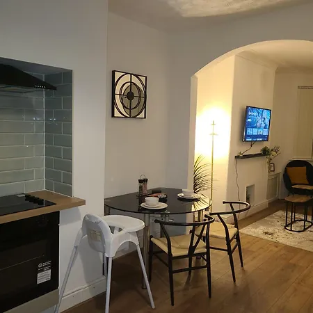 בית נופש 2 Bed House - Sleeps 5 - Pets - Parking - Wifi