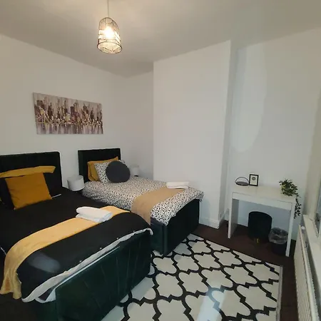 2 Bed House - Sleeps 5 - Pets - Parking - Wifi מנצ'סטר