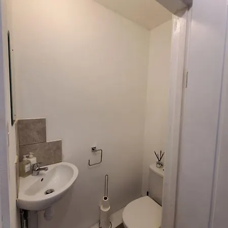 2 Bed House - Sleeps 5 - Pets - Parking - Wifi