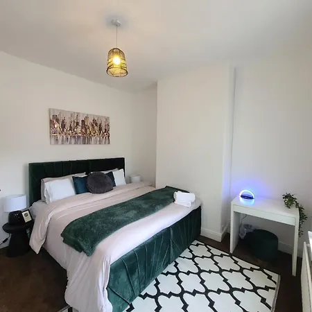 2 Bed House - Sleeps 5 - Pets - Parking - Wifi *