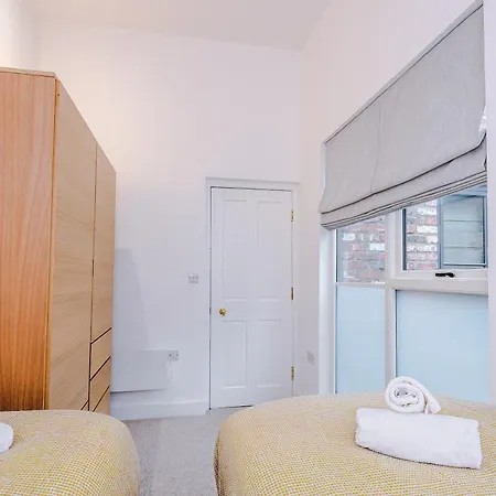 Stylish 3-bed - Roof Terrace & Parking Villa *