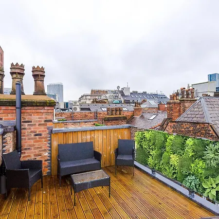 Stylish 3-bed - Roof Terrace & Parking *