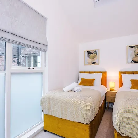 Stylish 3-bed - Roof Terrace & Parking
