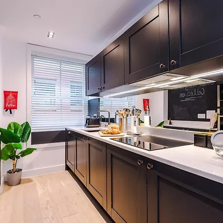 Stylish 3-bed - Roof Terrace & Parking *