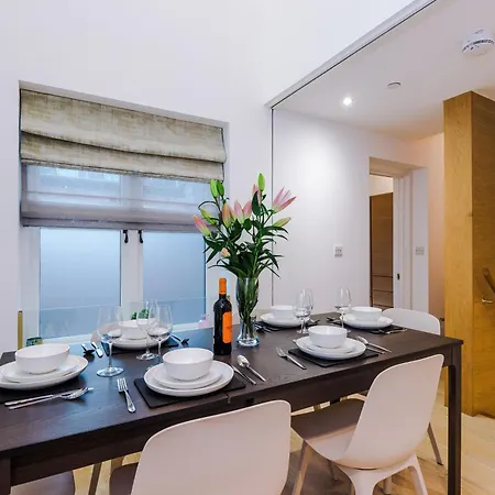 Stylish 3-bed - Roof Terrace & Parking