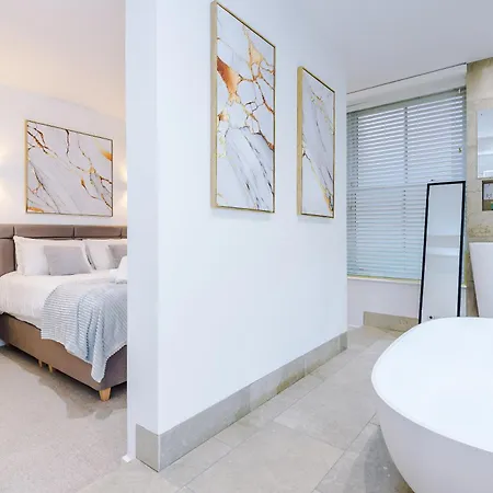 Vila Stylish 3-bed - Roof Terrace & Parking *
