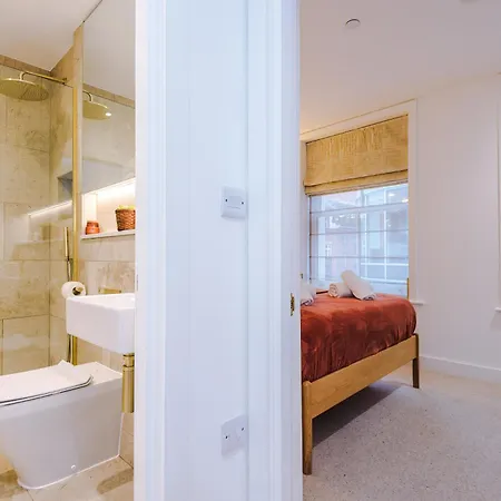 Stylish 3-bed - Roof Terrace & Parking *