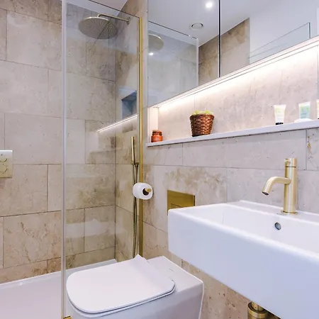 Stylish 3-bed - Roof Terrace & Parking Villa