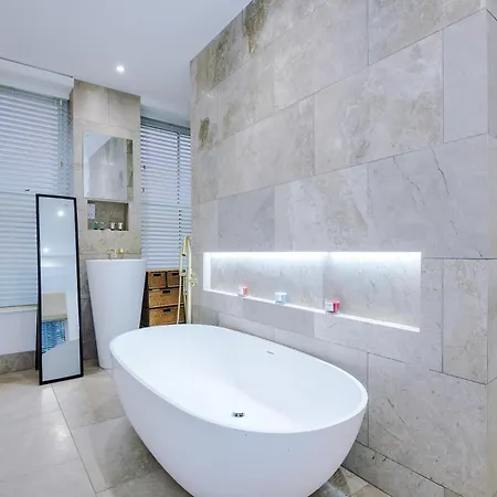 Stylish 3-bed - Roof Terrace & Parking Manchester