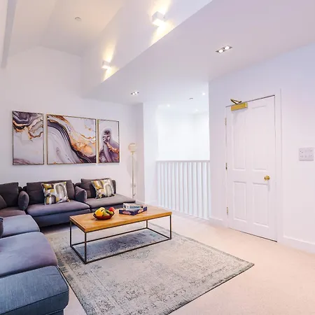 Stylish 3-bed - Roof Terrace & Parking *