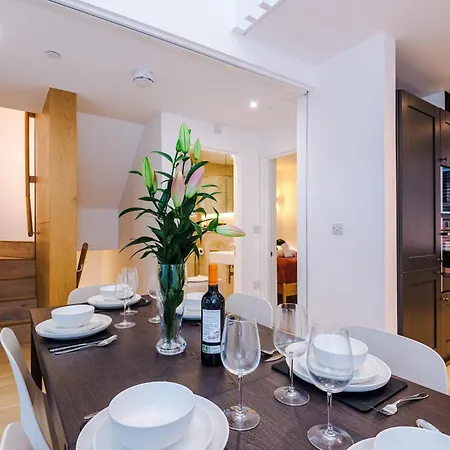 Villa Stylish 3-bed - Roof Terrace & Parking