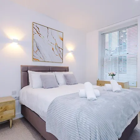Stylish 3-bed - Roof Terrace & Parking Villa *