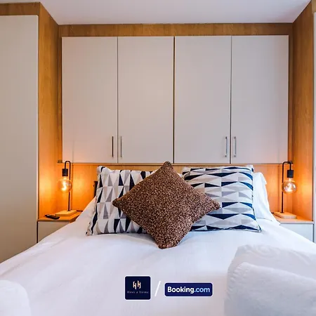 Large 3 Bed House Sleeps 7 By Host A *