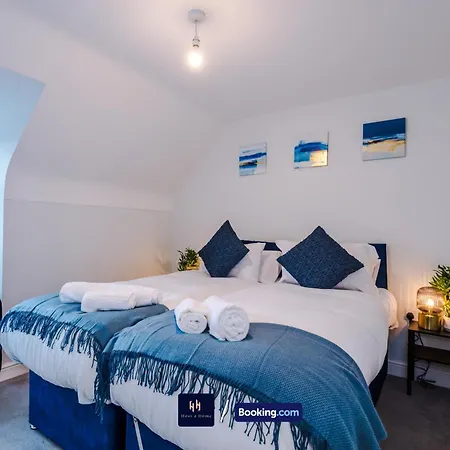 Large 3 Bed House Sleeps 7 By Host A