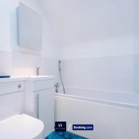 Large 3 Bed House Sleeps 7 By Host A *