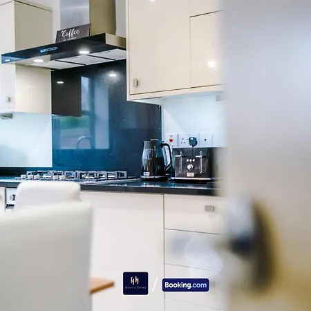Large 3 Bed House Sleeps 7 By Host A Semesterbostad Manchester