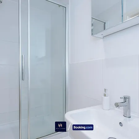 Nyaraló Large 3 Bed House Sleeps 7 By Host A Manchester