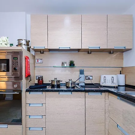 Sleeps 4, Prime Location, Balcony, Long Term Disc, Amazing Views Apartament Manchester