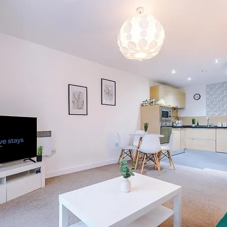 Sleeps 4, Prime Location, Balcony, Long Term Disc, Amazing Views * Manchester
