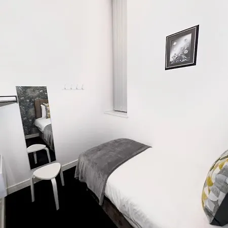 Homely 2 Bedroom Getaway - Free Parking, Transit Links, Close To Stadiums