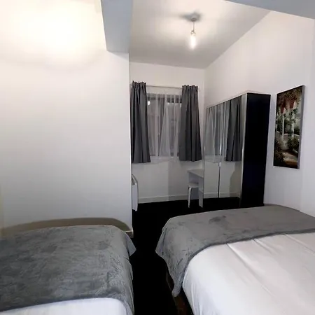 Homely 2 Bedroom Getaway - Free Parking, Transit Links, Close To Stadiums