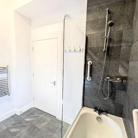 Homely 2 Bedroom Getaway - Free Parking, Transit Links, Close To Stadiums * Manchester