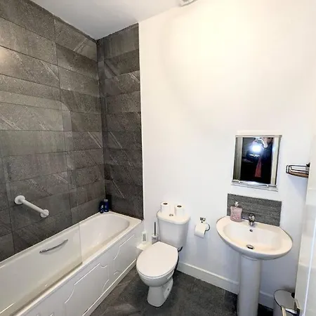 Homely 2 Bedroom Getaway - Free Parking, Transit Links, Close To Stadiums Lejlighed Manchester