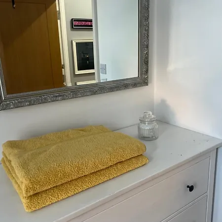 Apartment Brentwood Court *