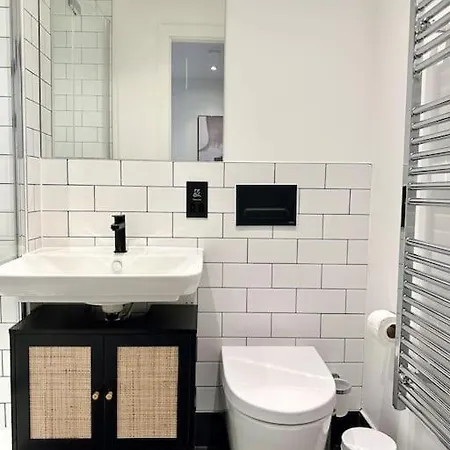 Stunning Centre Duplex With Free Parking アパート