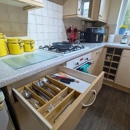 Spacious 4 Bed Riverside Nyaraló Manchester
